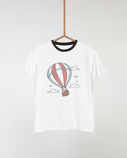 T-shirt avec montgolfière minimaliste flottant dans un ciel d'aventure aérienne