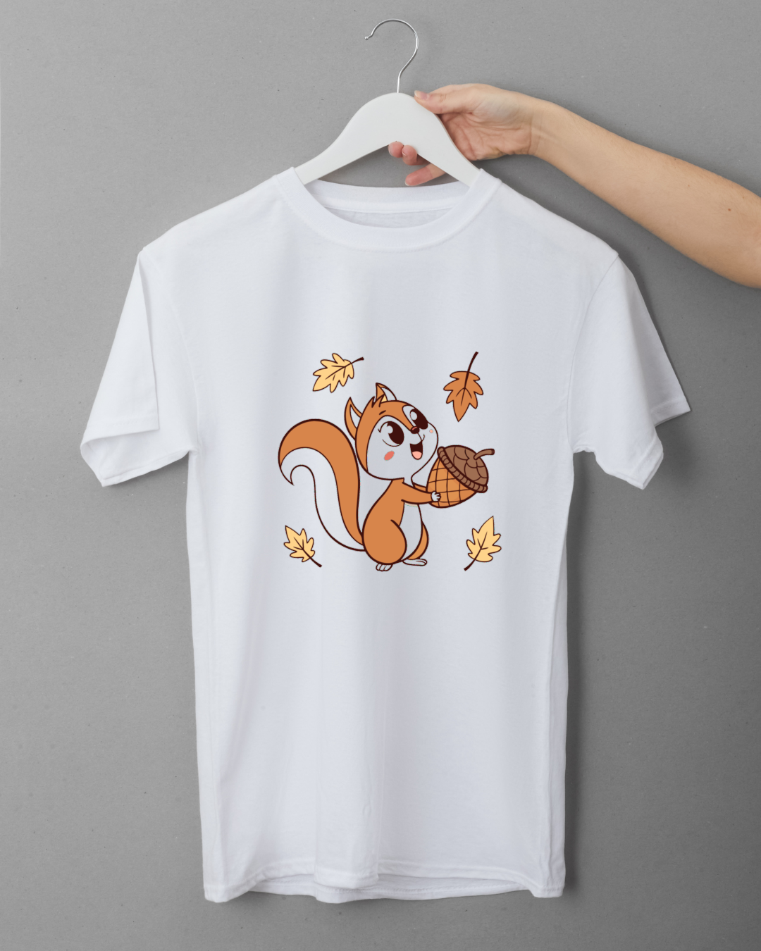 T-shirt automne avec dessin vectoriel joyeux d'écureuil tenant un gland
