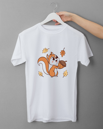 T-shirt automne avec dessin vectoriel joyeux d'écureuil tenant un gland