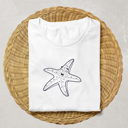 Un t-shirt présente une étoile de mer joyeuse au style marin minimaliste