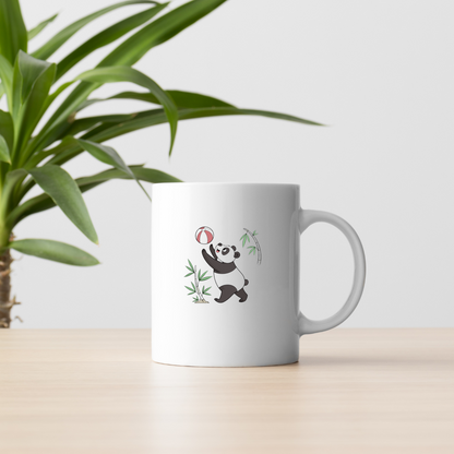 Mug avec panda kawaii jouant avec une balle dans un style nature enfantin