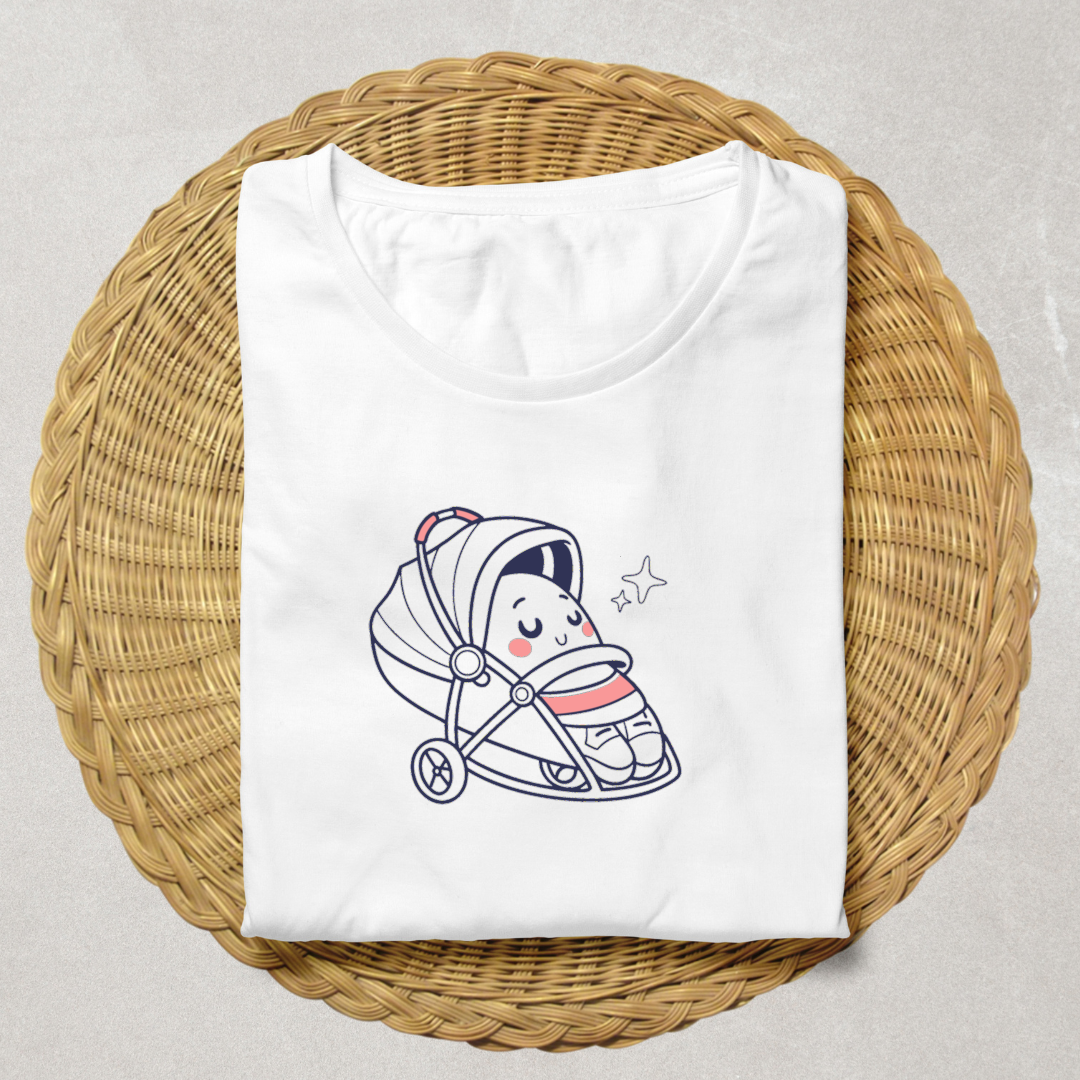 T-shirt blanc portant un motif kawaii de bébé endormi, parfait pour thème infantile