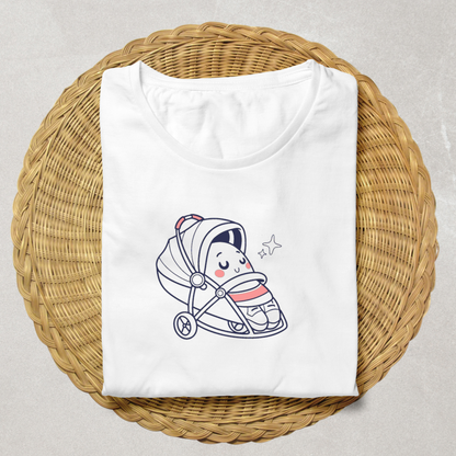 T-shirt blanc portant un motif kawaii de bébé endormi, parfait pour thème infantile