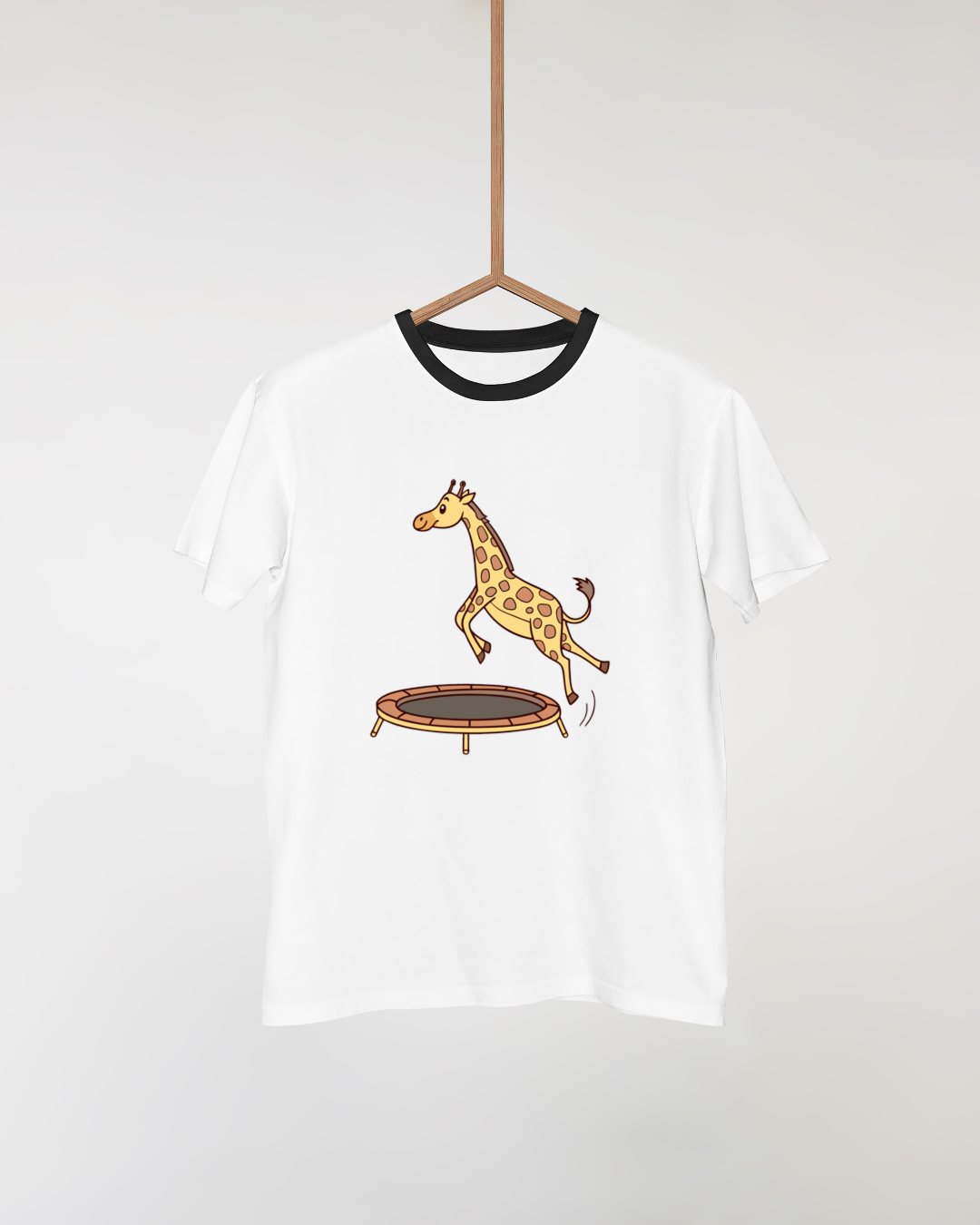 T-shirt décoré d'une girafe cartoon joyeuse dans un style coloré et sauvage