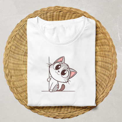 T-shirt avec un chat curieux en style cartoon animalier derrière un rideau