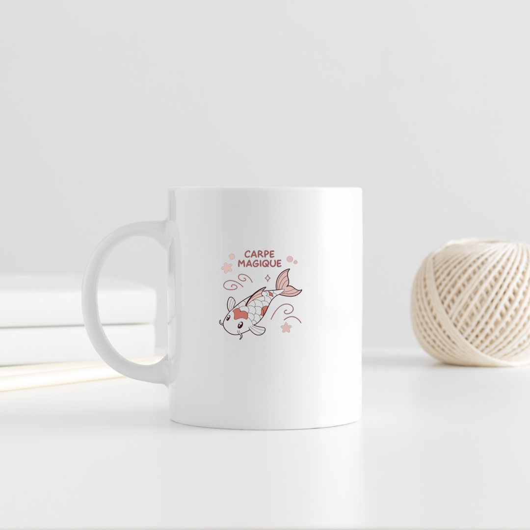 Mug décoré avec une carpe magique dans un style poétique et univers aquatique