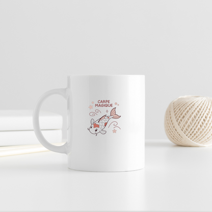 Mug décoré avec une carpe magique dans un style poétique et univers aquatique