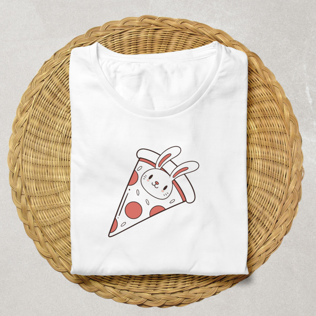 T-shirt kawaii avec un lapin joueur sur une pizza style culinaire unique et amusant