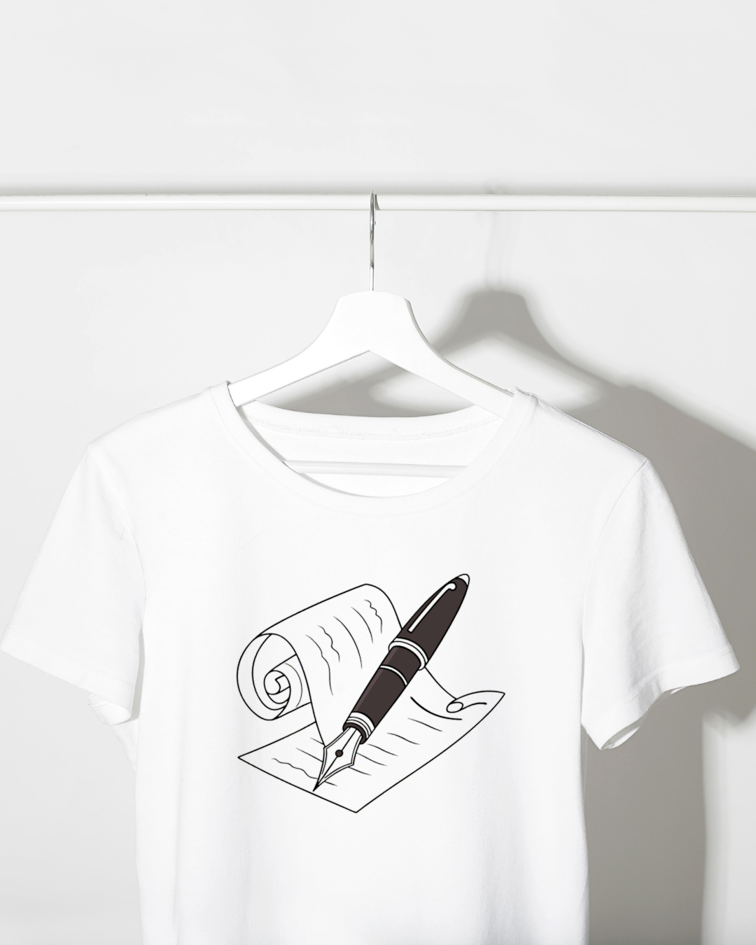 T-shirt minimaliste au motif stylos et notes pour papeterie élégante