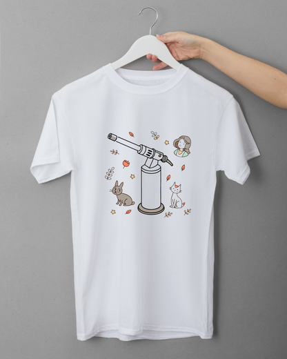 Motif numérique minimaliste sur t-shirt moderne parfait pour ateliers DIY
