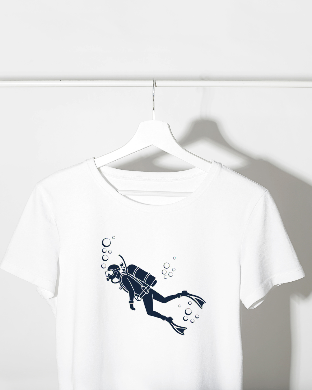 T-shirt marin vectoriel, plongeur serein, ambiance d’aventure océanique