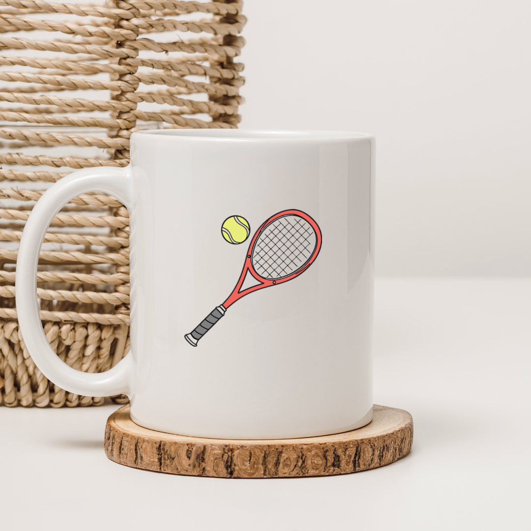 Mug décoré, design dynamique de raquette de tennis prête à frapper
