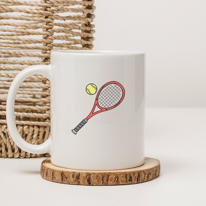 Mug décoré, design dynamique de raquette de tennis prête à frapper