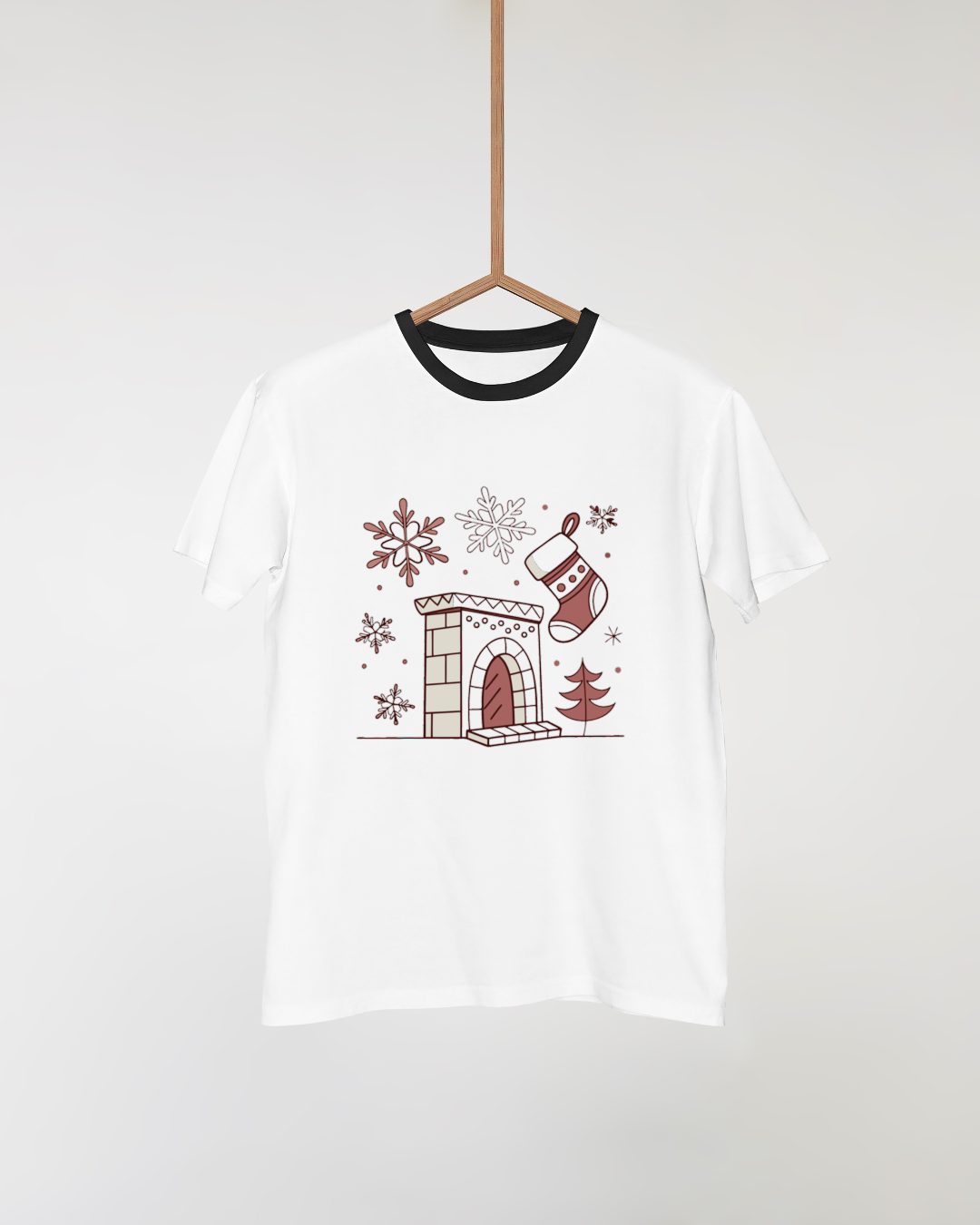T-shirt festif avec une cheminée de Noël enneigée pour ambiance chaleureuse