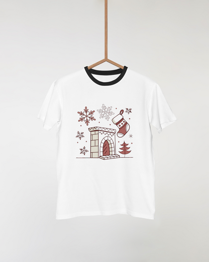 T-shirt festif avec une cheminée de Noël enneigée pour ambiance chaleureuse