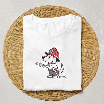 T-shirt avec un motif mignon de chien pompier au style aventure courageuse