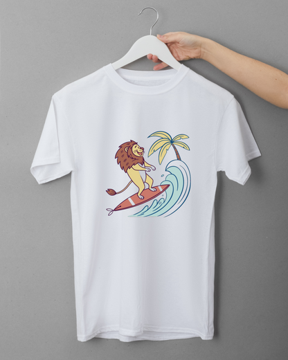 T-shirt coloré avec lion surfeur enjoué dans un style doodle vibrant et tropical