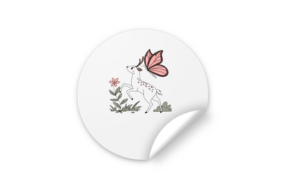 Sticker décoratif faon et papillon pastel sur fond doux et naturel