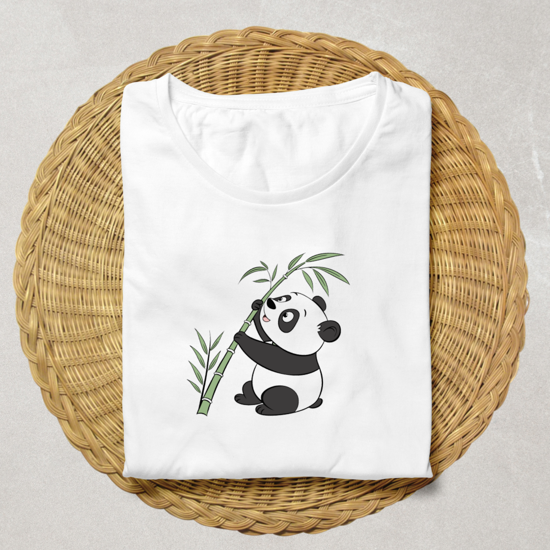 T-shirt avec un panda jouant au bambou en doodle sur fond nature