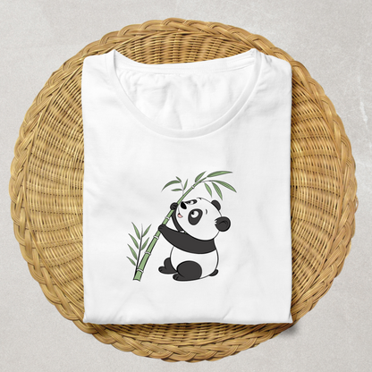 T-shirt avec un panda jouant au bambou en doodle sur fond nature
