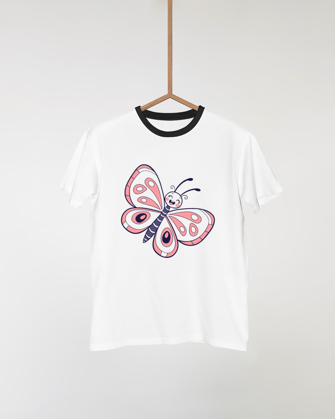 T-shirt avec papillon pastel volant pour une touche de nature joyeuse et enjouée