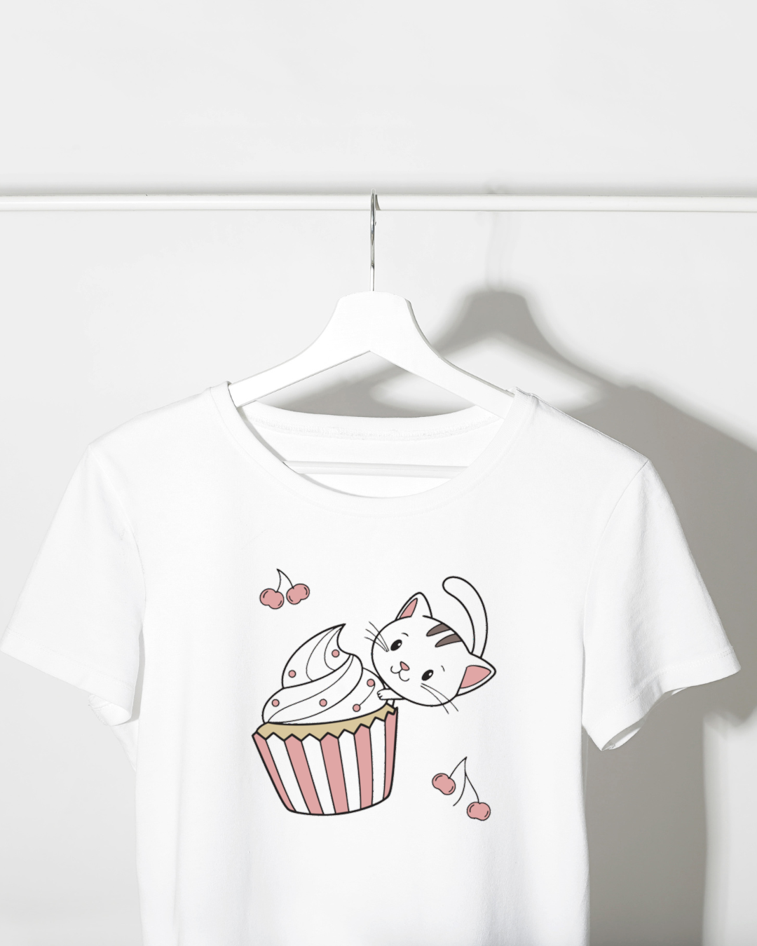 T-shirt orné d'un chat espiègle et d'un cupcake, style kawaii et gourmand