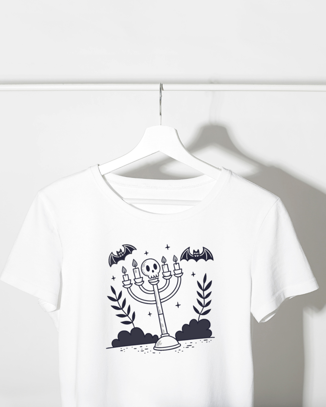 T-shirt Halloween avec doodle crâne allumé dans un style décontracté et saisissant