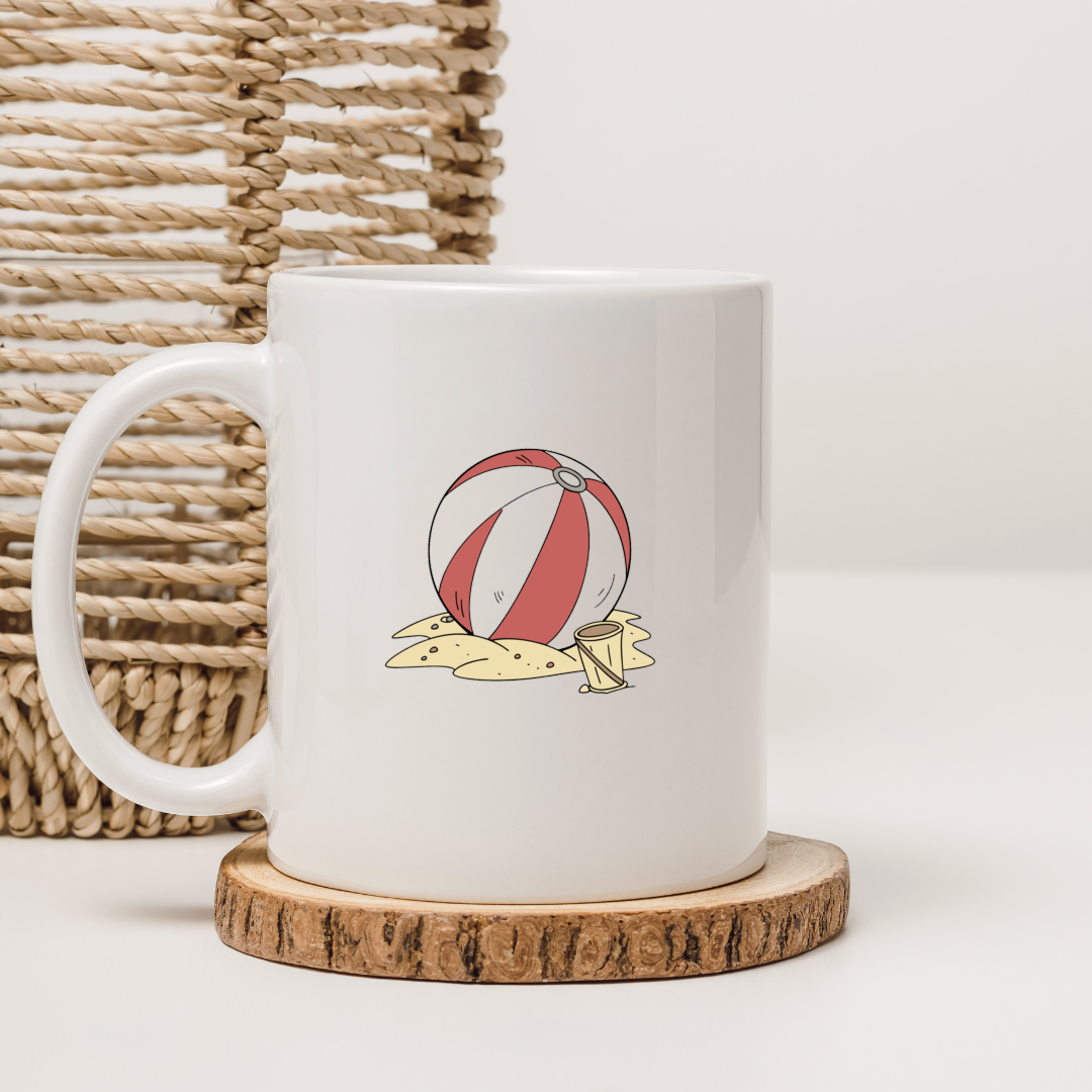Mug avec motif estival d’un ballon de plage sur le sable