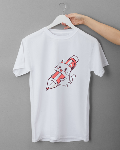 T-shirt avec chat kawaii et crayon géant évoquant une ambiance scolaire joyeuse