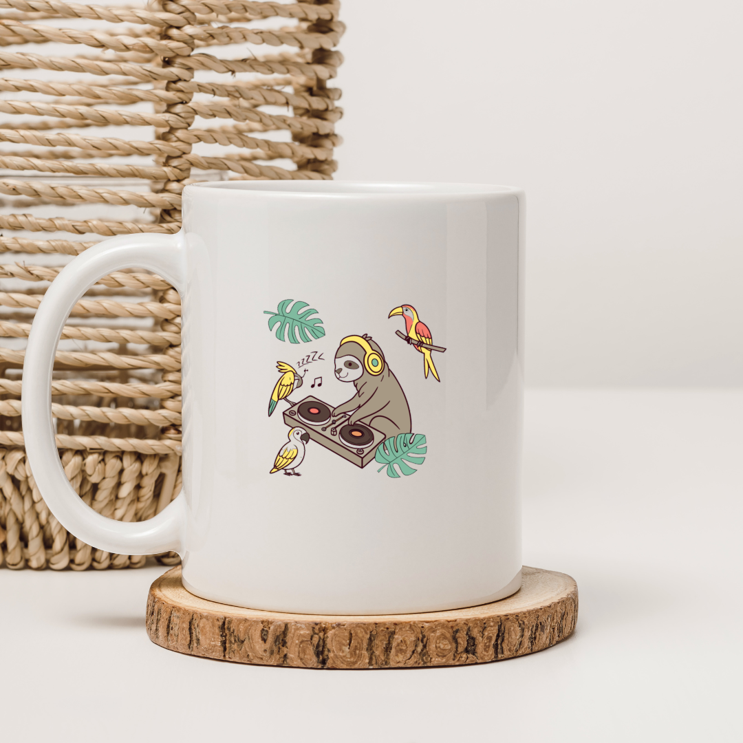 Mug avec un paresseux DJ dans une ambiance jungle musicale et artistique