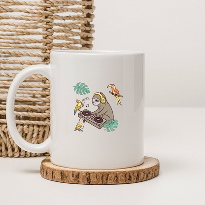 Mug avec un paresseux DJ dans une ambiance jungle musicale et artistique
