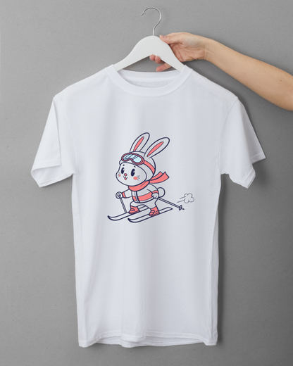 T-shirt avec un lapin joyeux skieur en dessin animé hivernal et amusant