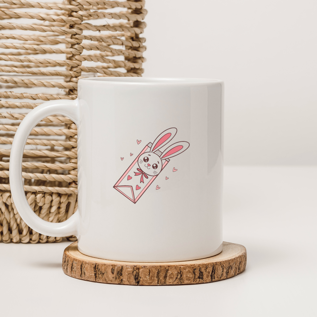 Mug décoratif avec un lapin adorable embrassé d'amour en motif digital simplifié