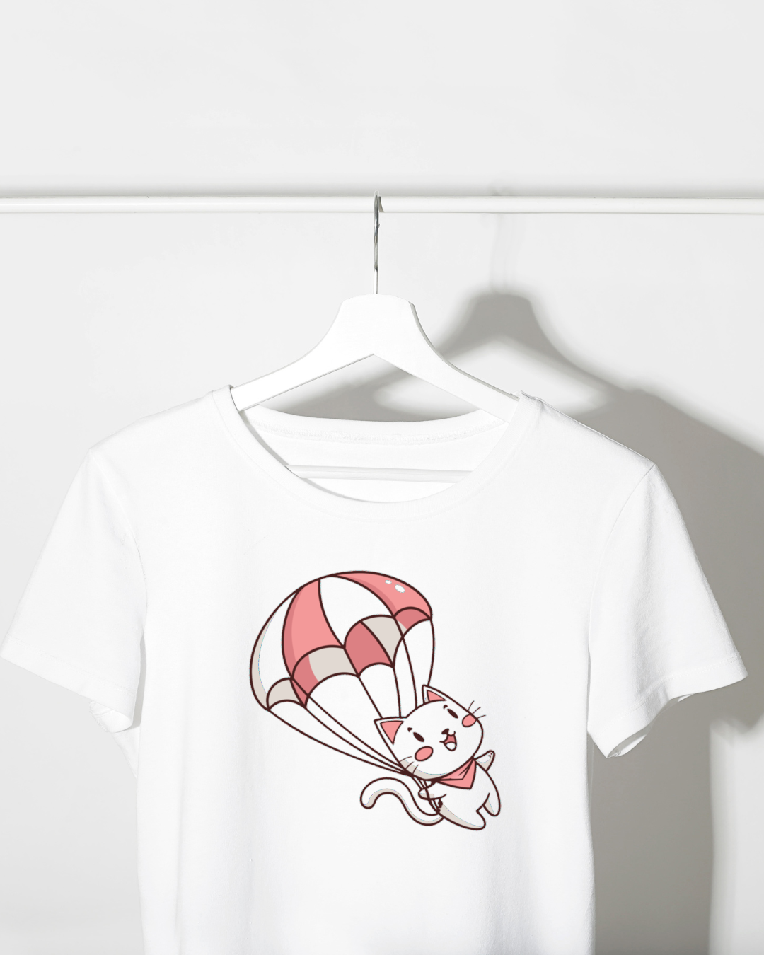 Design de chat avec ballon sur t-shirt, exprimez votre style.