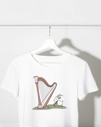 T-shirt avec une chèvre adorable jouant de la harpe dans un style numérique élégant