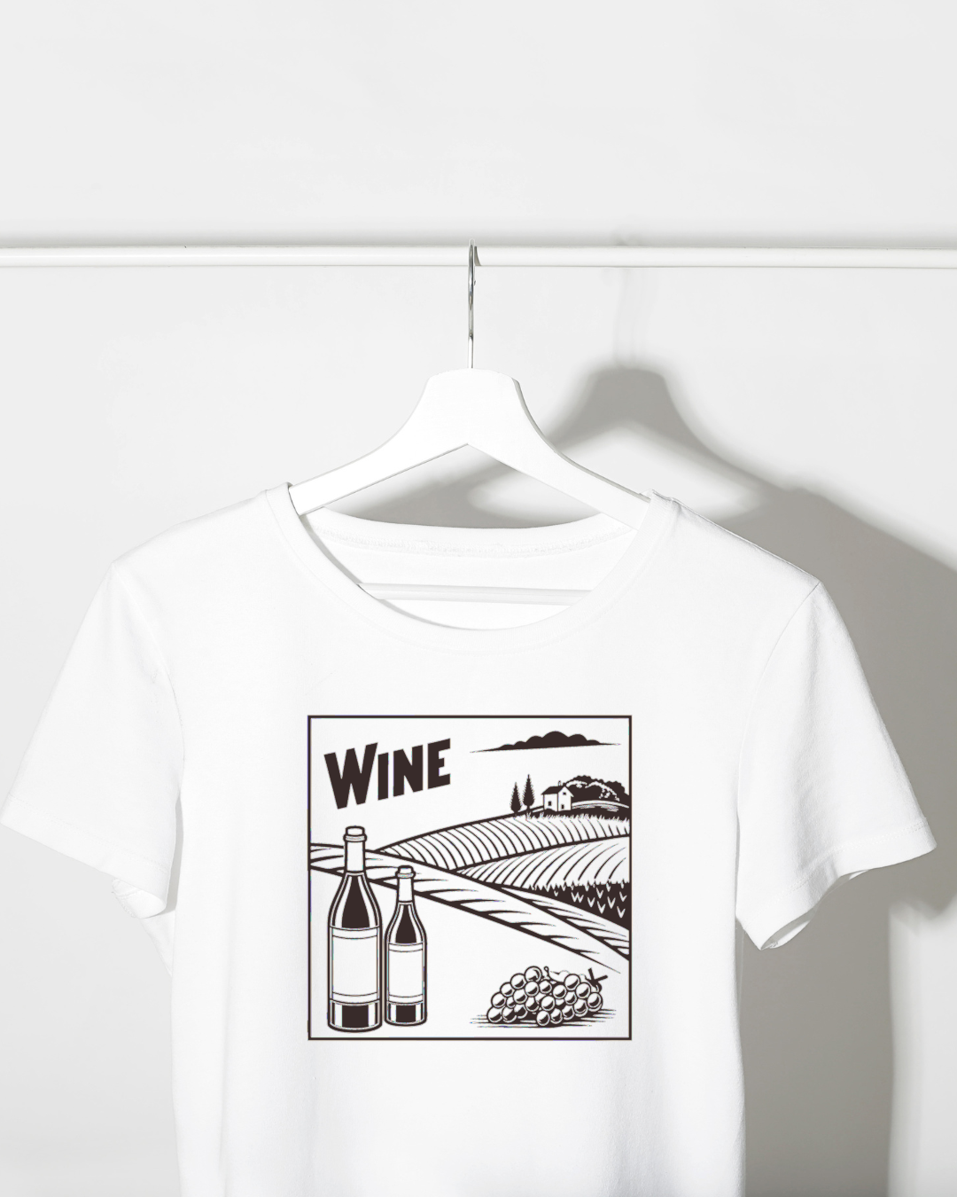 T-shirt décoré d'une affiche vintage sur le thème du vin.
