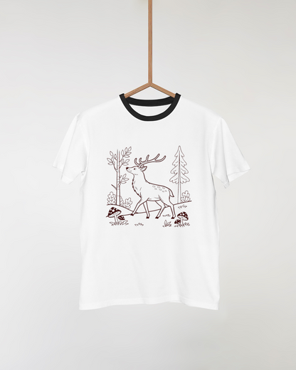 T-shirt avec dessin élégant d'un cerf marchant dans une forêt enchantée