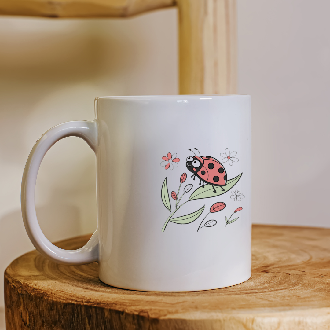 Mug avec coccinelle joyeuse style doodle sur feuille dans un jardin coloré