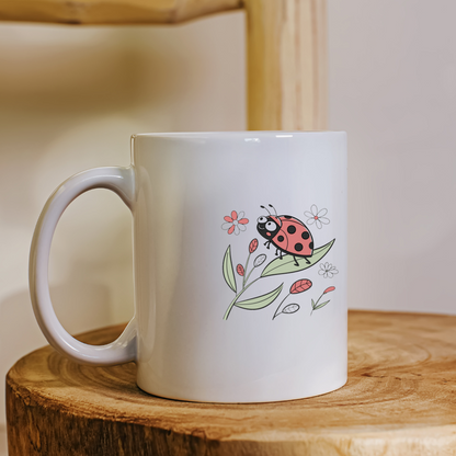 Mug avec coccinelle joyeuse style doodle sur feuille dans un jardin coloré