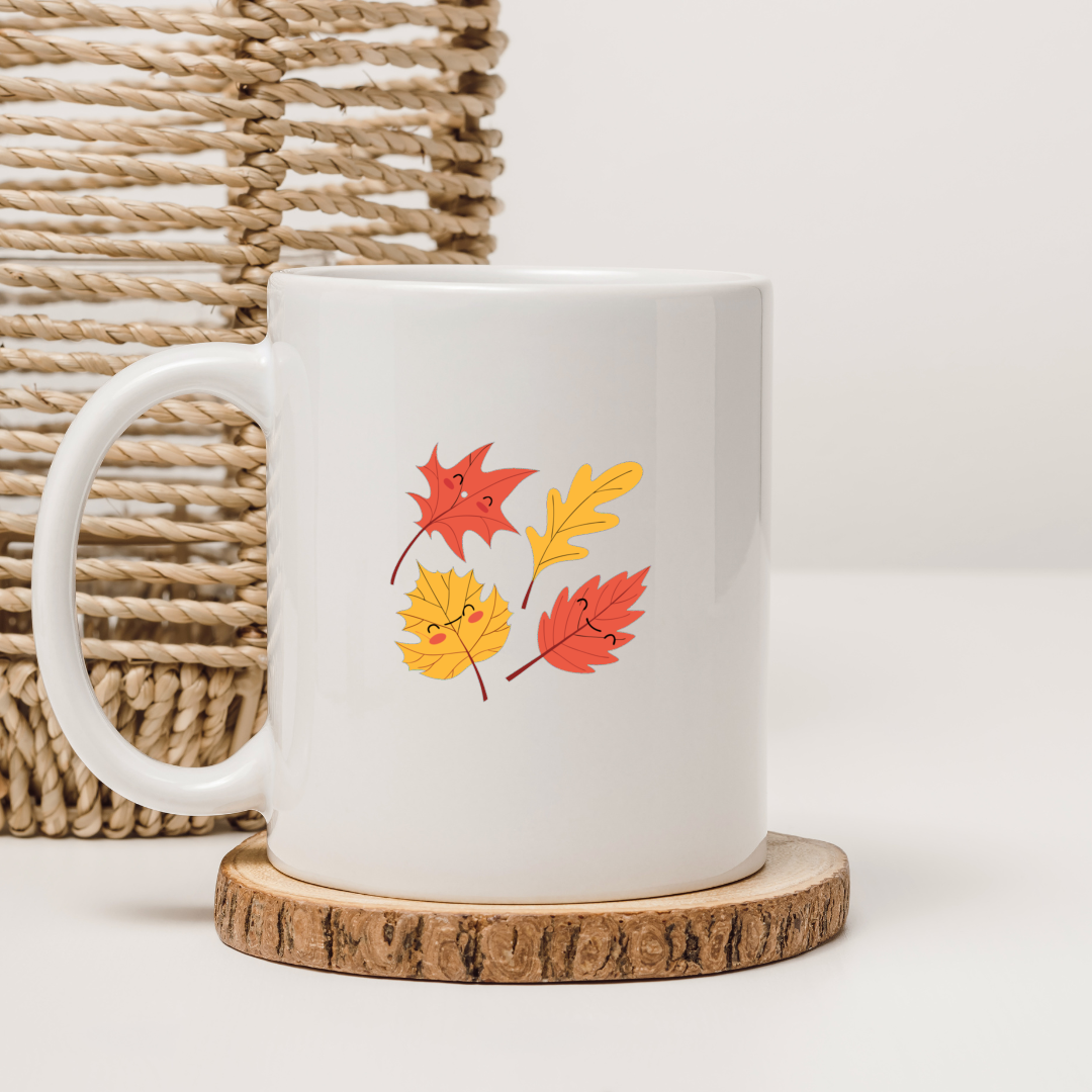 Mug décoré de feuilles joyeuses en tons pastel pour une ambiance automnale ludique