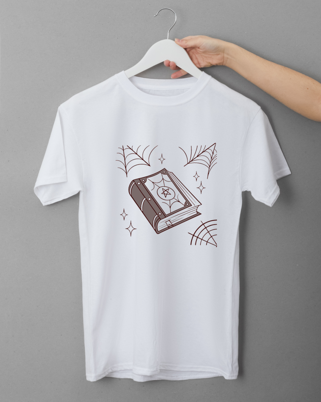T-shirt avec icône numérique d'un grimoire en style mystique et enchanteur
