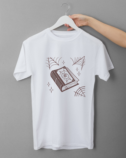 T-shirt avec icône numérique d'un grimoire en style mystique et enchanteur