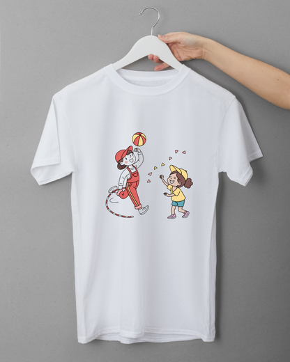 T-shirt ludique avec enfants jouant au ballon dans un style numérique moderne