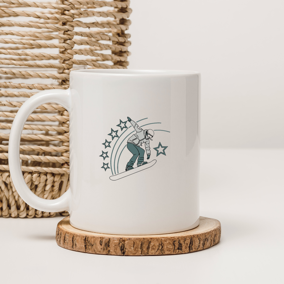 Mug avec dessin de snowboardeur souriant dans un univers hivernal et sportif