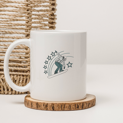 Mug avec dessin de snowboardeur souriant dans un univers hivernal et sportif