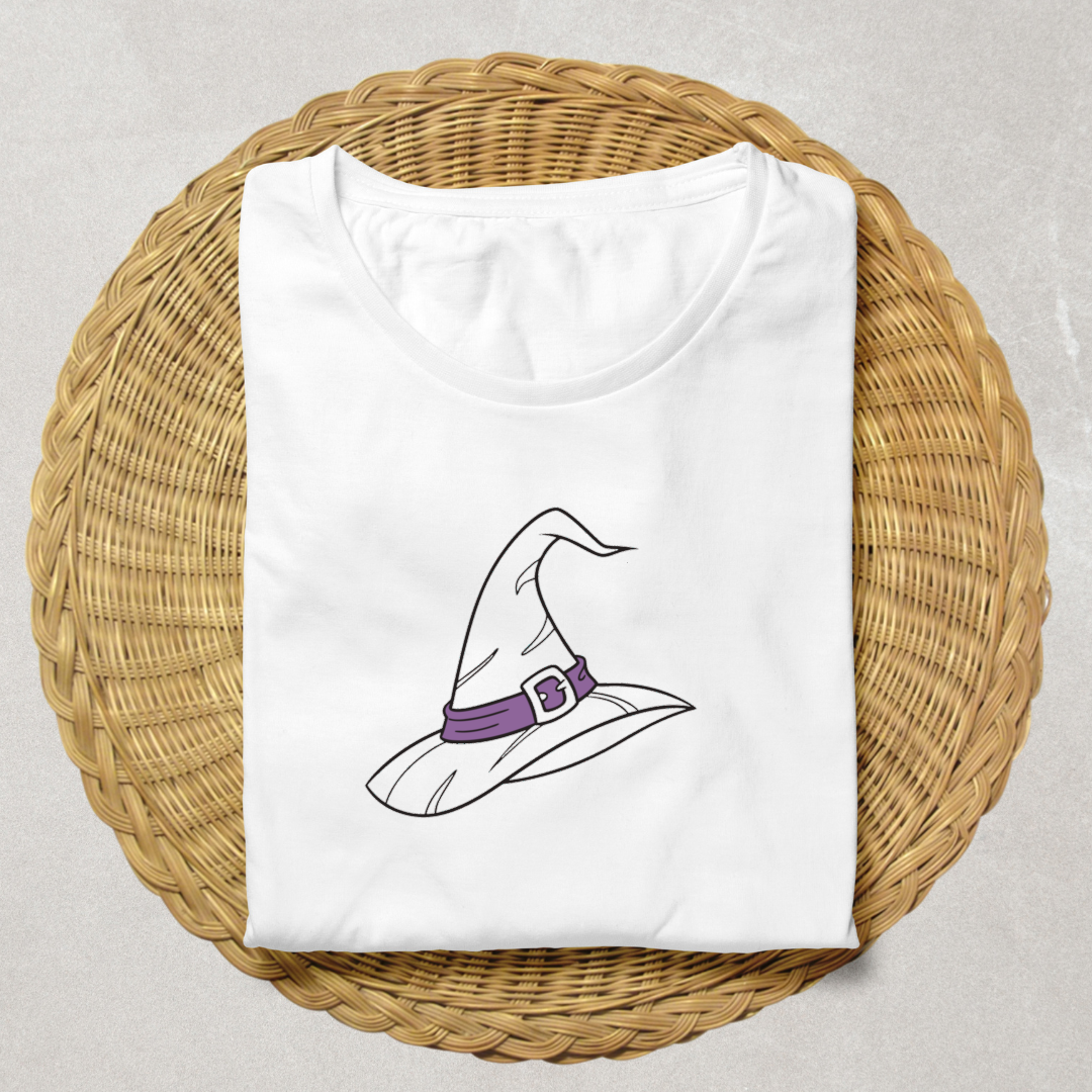 T-shirt sorcière mystique avec icône de chapeau magique posé sur fond clair
