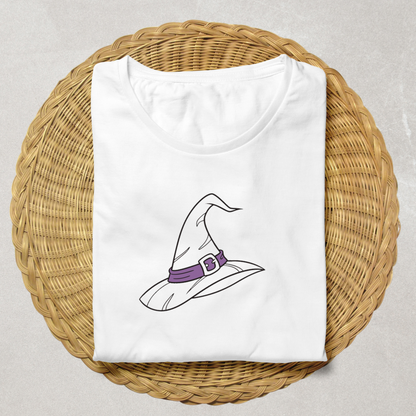 T-shirt sorcière mystique avec icône de chapeau magique posé sur fond clair