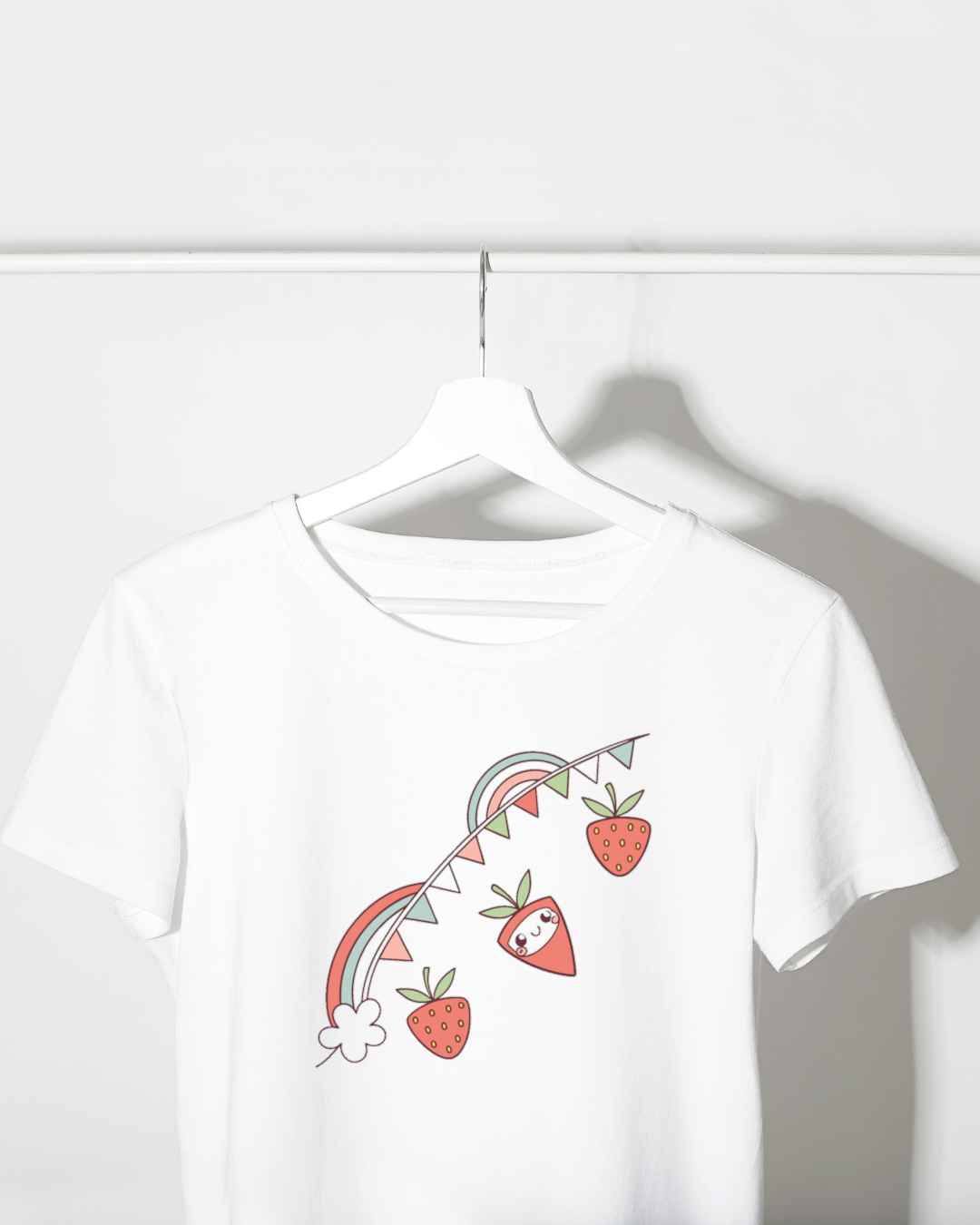 T-shirt orné de fraises joyeuses et arc-en-ciel, design coloré et frais
