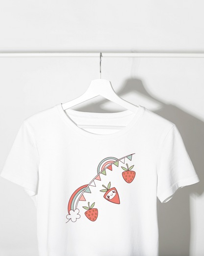 T-shirt orné de fraises joyeuses et arc-en-ciel, design coloré et frais