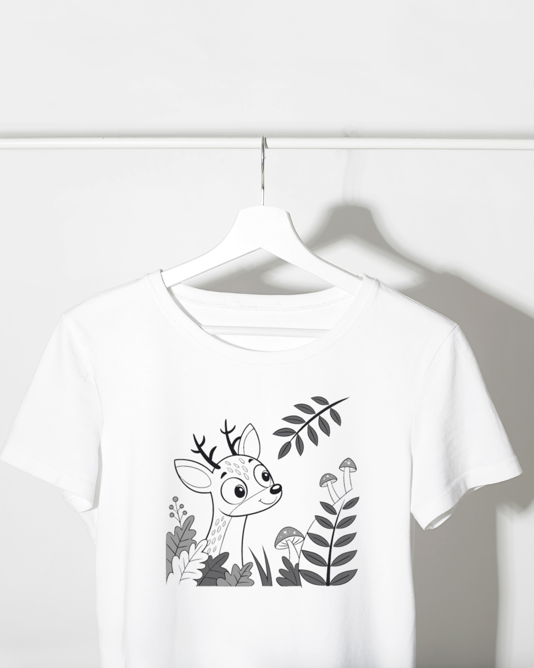 T-shirt blanc avec un motif faon curieux, style nature paisible, parfait pour la mode